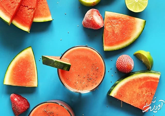 مراحل طرز تهیه اسموتی هندوانه و توت فرنگی با لیمو ترش و نعنا